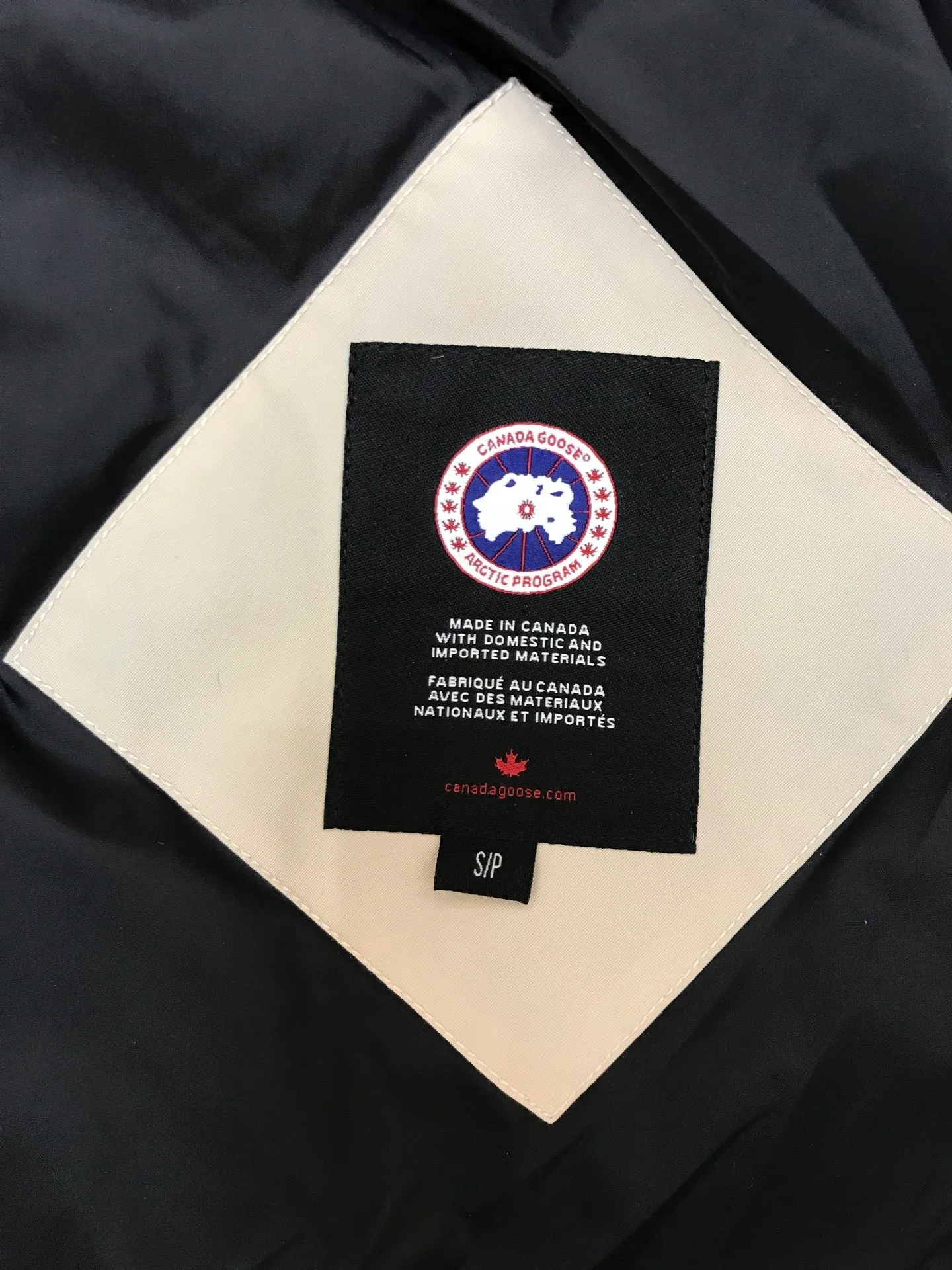 P660 counter quality 🇨🇦canada goose""🇨🇦millan parka 17 styles for men and women, short style without fur collar, chosen by Arctic and Antarctic expedition teams as winter wear, the Rolls Royce of down jackets. ➖ Industry-leading anti-counterfeiting chip sensing. ➖ Imported Behringer embroidery machines and customized embroidery labels, the highest level and industry leading. ➖ Imported Korean 21-count polyester-cotton blended original fabric, tc85 waterproof coating fabric, water-repellent, windproof and wear-resistant. ➖ The new national standard 80 white duck down is filled with an average of 520 grams of down. The amount of down filled is industry-leading. ➖ 100% nylon lon lining with double double-layer sealing design to prevent velvet running, seamless thread design on cuffs! ➖ Western Canadian Green Wolf Collar. ➖ Yoshida ykk provides original custom-made electroplated sliders. The ykk two-way lockable zipper is tight and smooth and does not peel off paint. ➖ 3m composite Velcro is durable, and all accessories and hardware are custom-made. Note: Our copywriting is only simple and clear. Instead of bragging about the copywriting, it is better to compare and understand with samples. Only for the purest, most focused, most professional, highest quality, and highest sex!